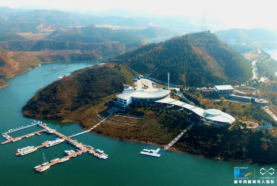 航拍冬日暖阳下武当山太极湖 林疏叶黄满目清新_高清图集_新浪网