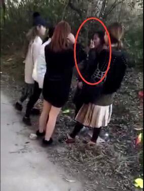 蕲春一女生遭4人脚踹掌掴殴打_高清图集_新浪网