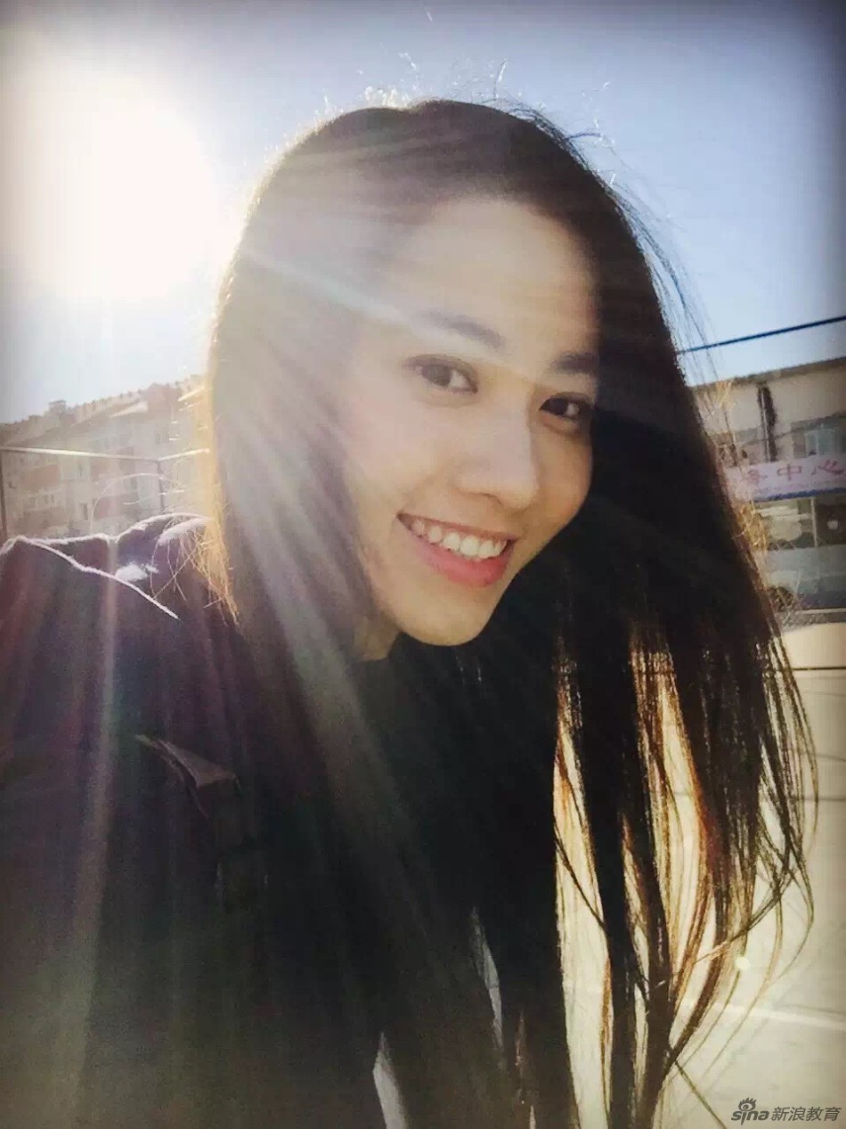 她曾在微博@杨可加油 发布一组唯美写真,柔情演绎出水