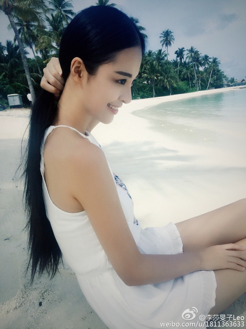 武大女神代谢娜主持跨年晚会 获赞有气质