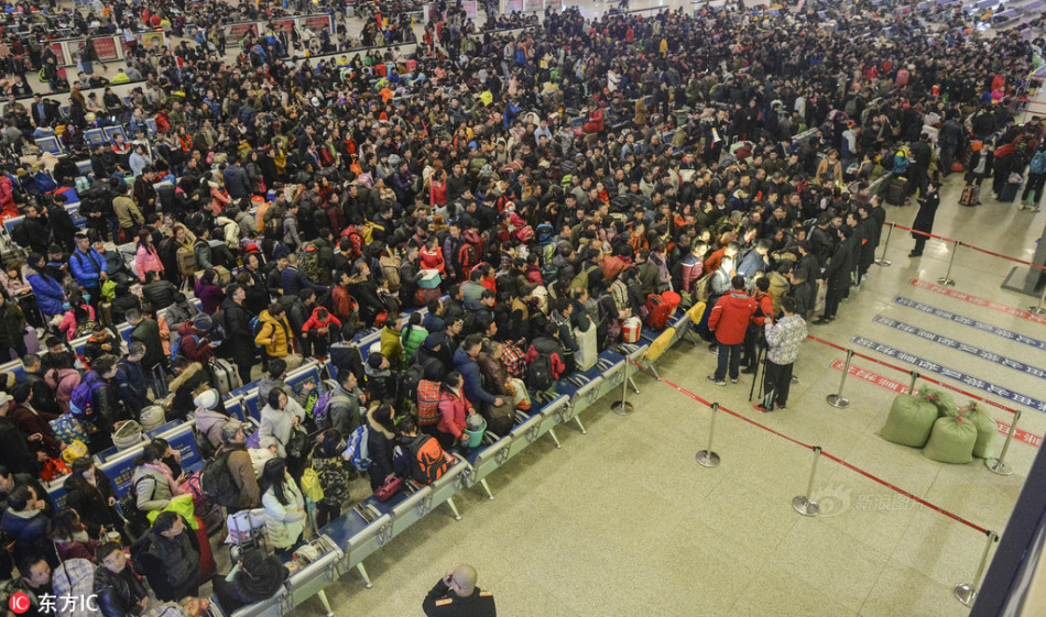 春运首日的汉口火车站客流爆满成人海