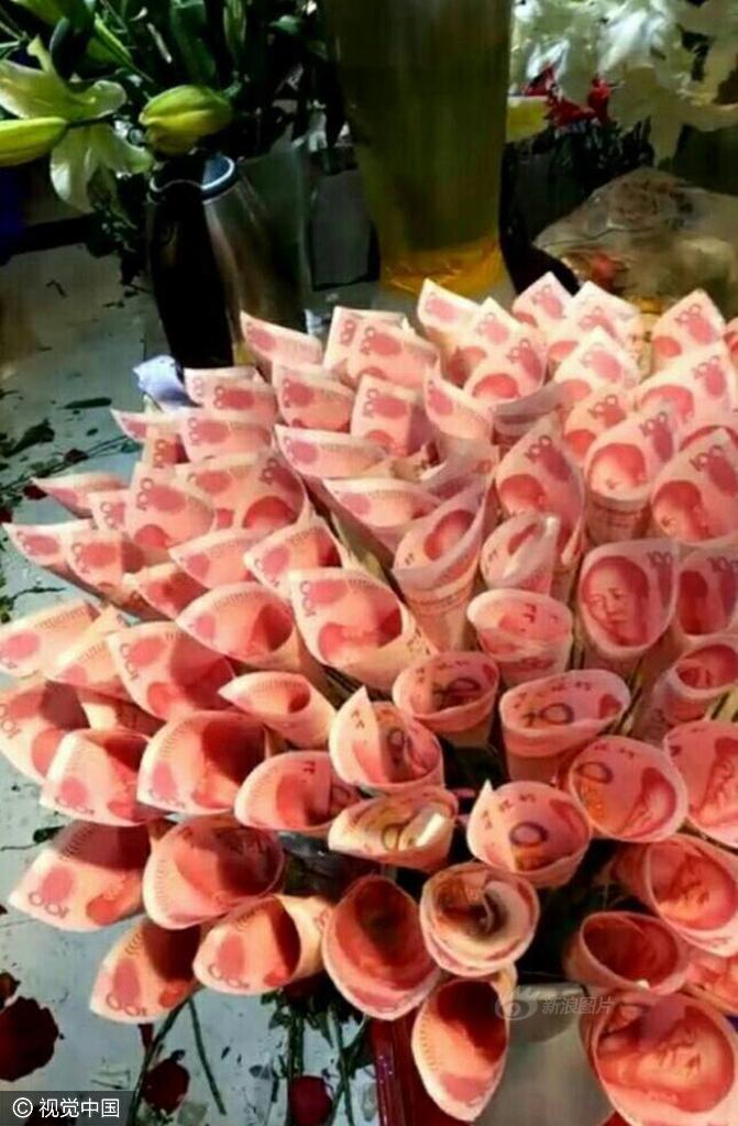 男子用万元钞票做花束送女友