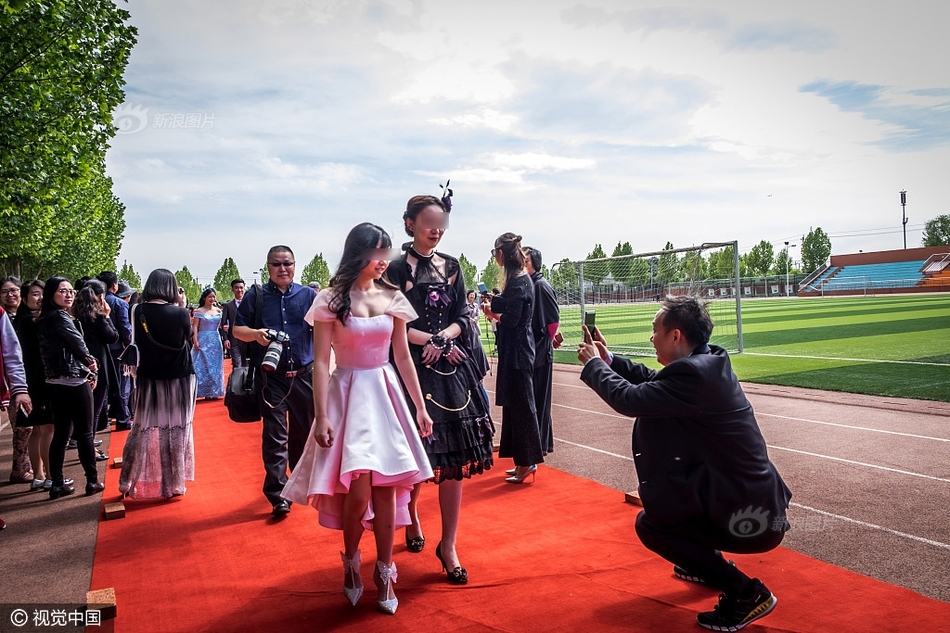 高三学生办成人礼美女云集 1年学费17万