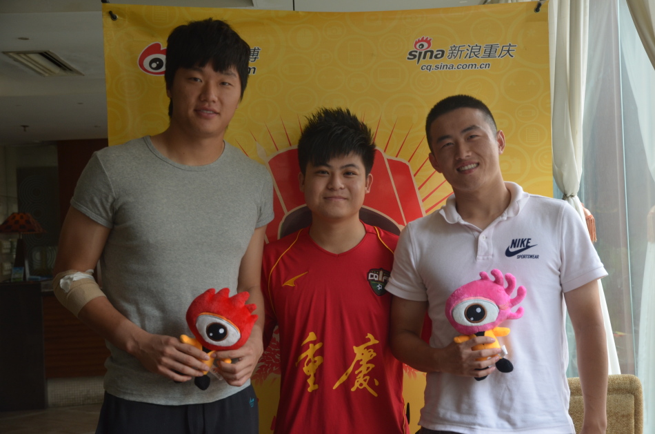 重足球员国威和欧阳雪作客新浪微博