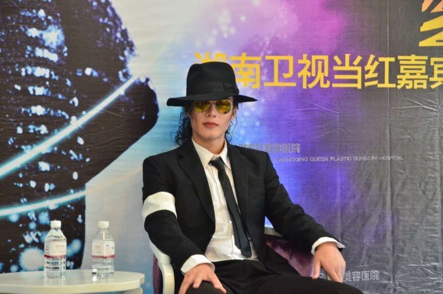 杰克逊模仿者田鑫雨来渝整形 重现mj流行天王风采