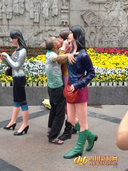 成都九眼桥奇葩男女当街乱性 网友直呼毁三观