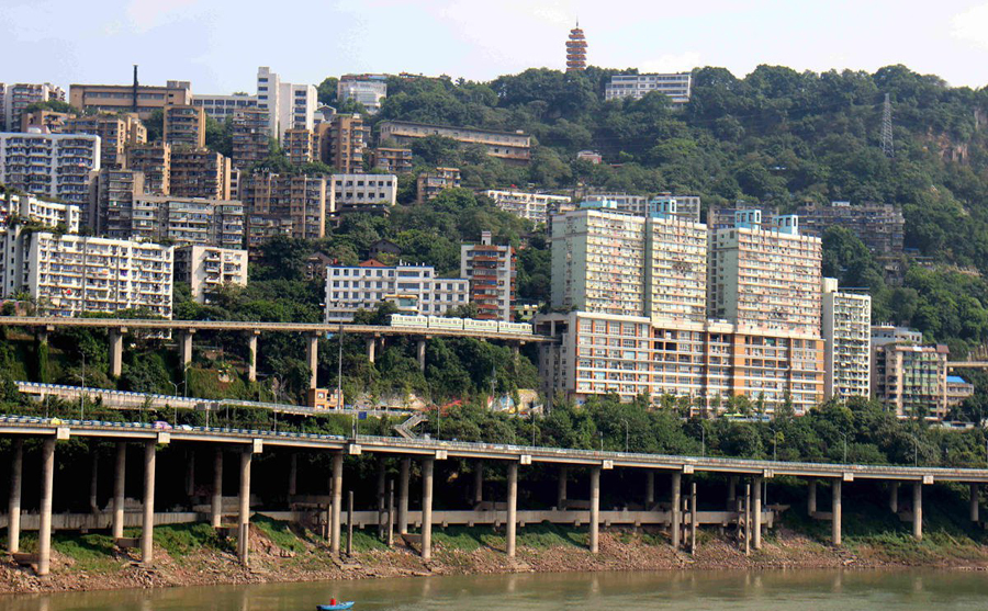 如果你只是想看看江景,吹吹江风,2号线李子坝—黄花园就是个不错的