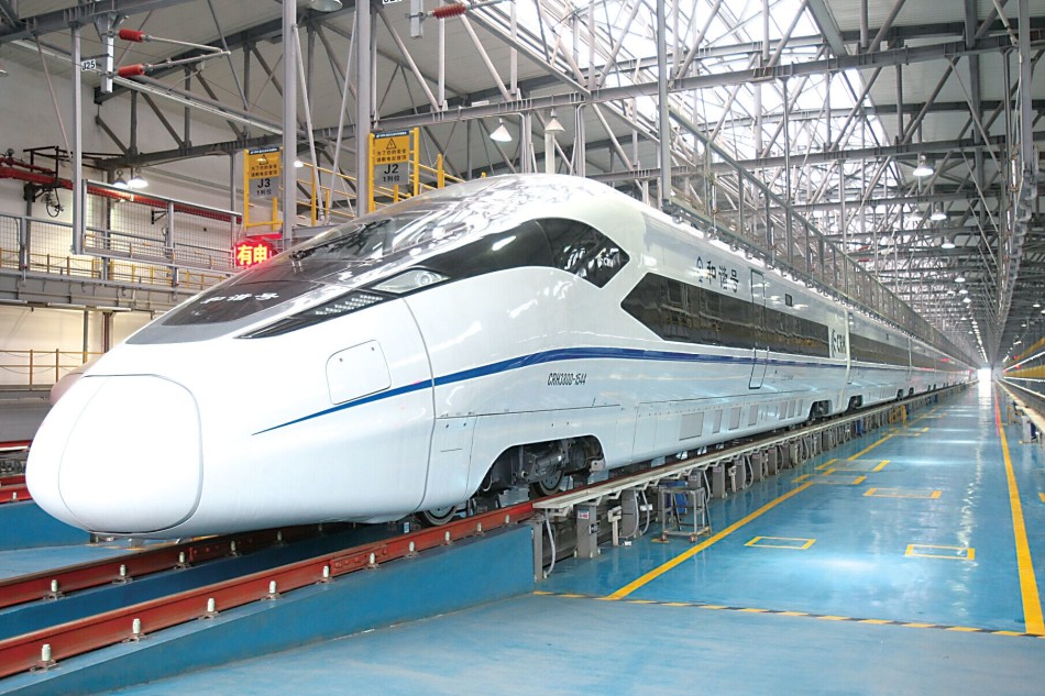 实拍成渝高铁主力车型crh380d 遇大风自动减速