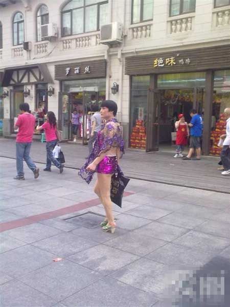 组图:天津妖娆哥惊现江湖 齐b小短裙街头穿上身