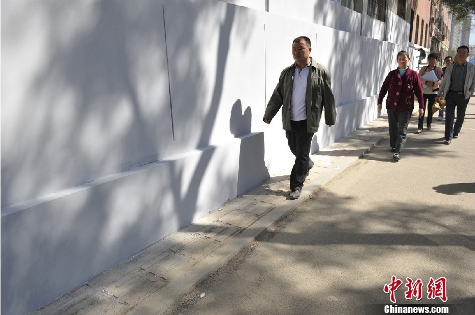 太原现50厘米宽人行道 仅供一人通行