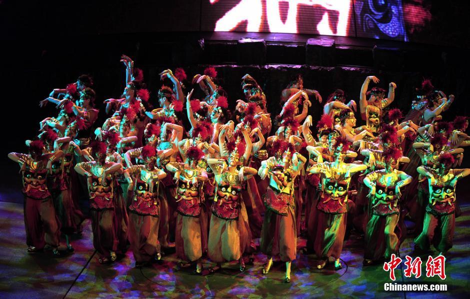 《烟雨凤凰》全球首演 重现《边城》风情