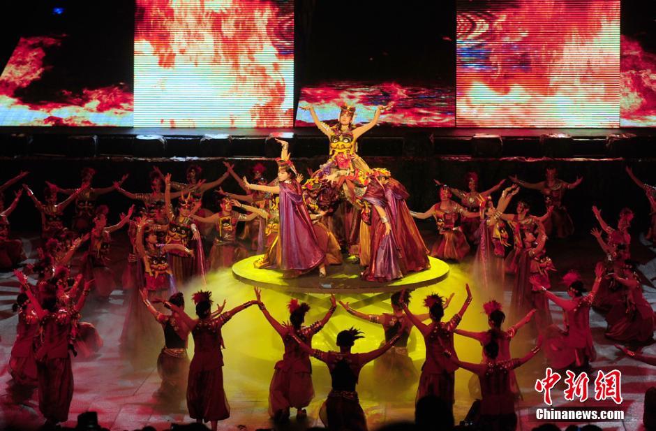 《烟雨凤凰》全球首演 重现《边城》风情