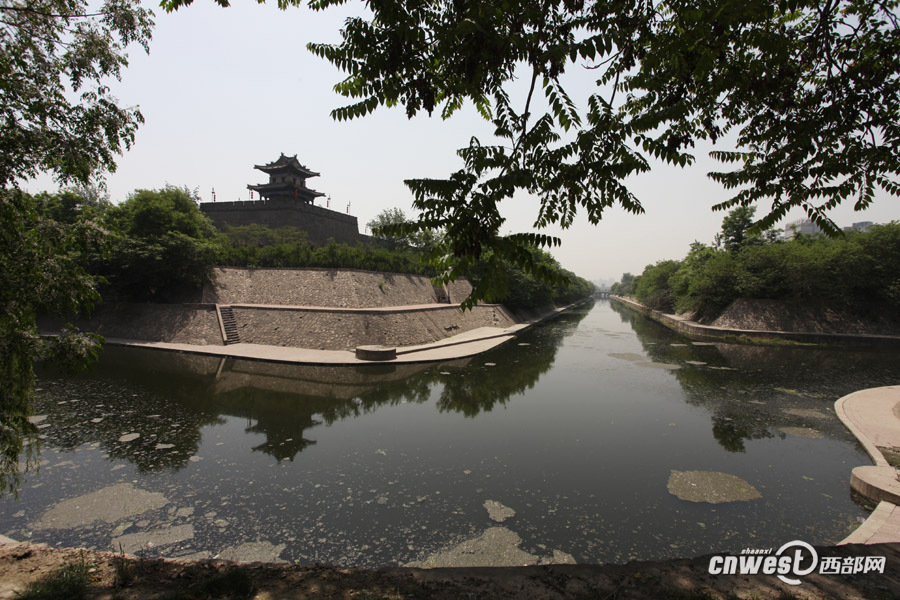 记者镜头记录西安护城河不一样的水