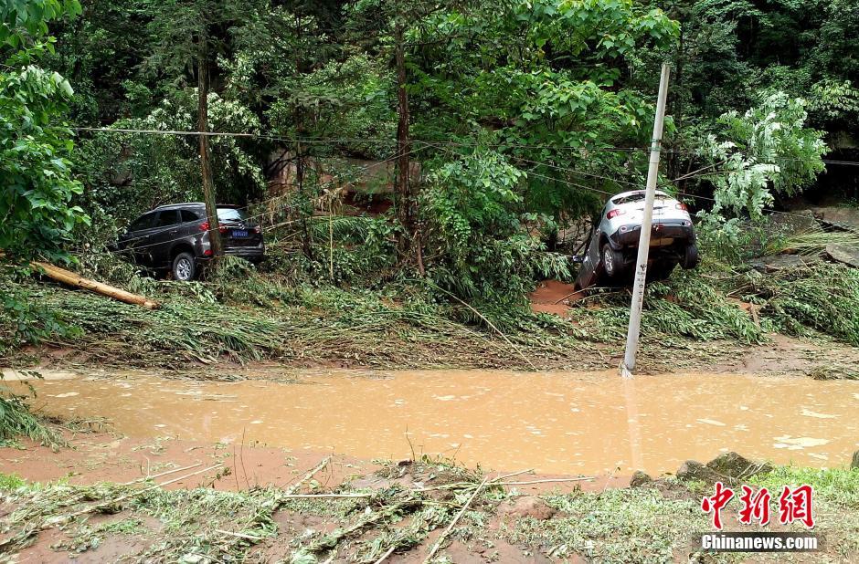 四川泸州景区突遭暴雨山洪袭击