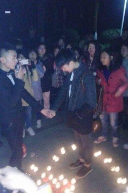 西华师大现男男表白 两人牵手甜蜜拥吻