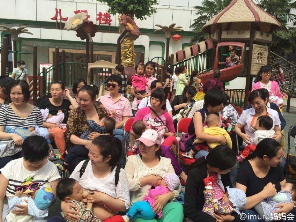 宝鸡60多位妈妈街头哺乳快闪