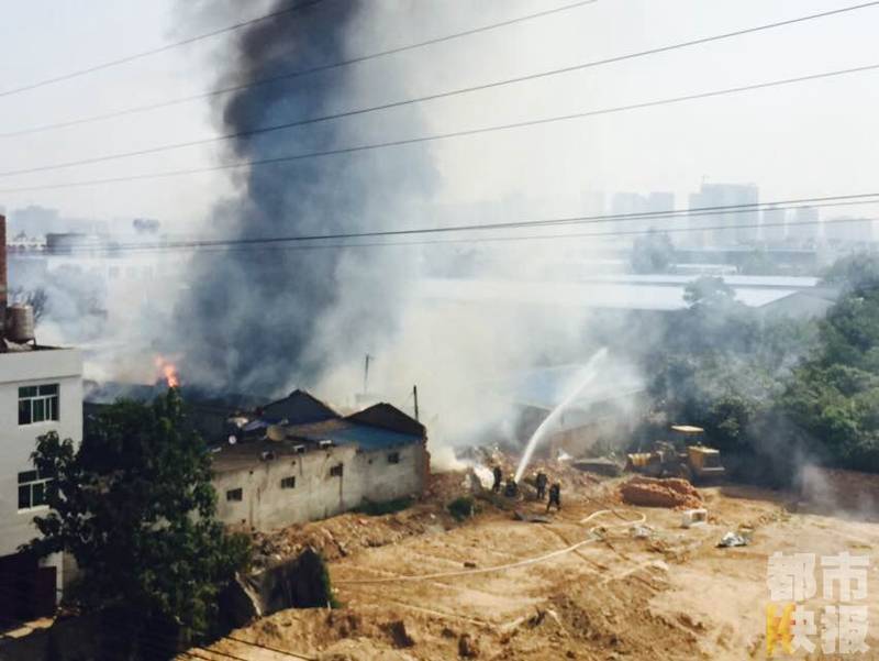 西安鱼化寨一工厂爆炸 起火