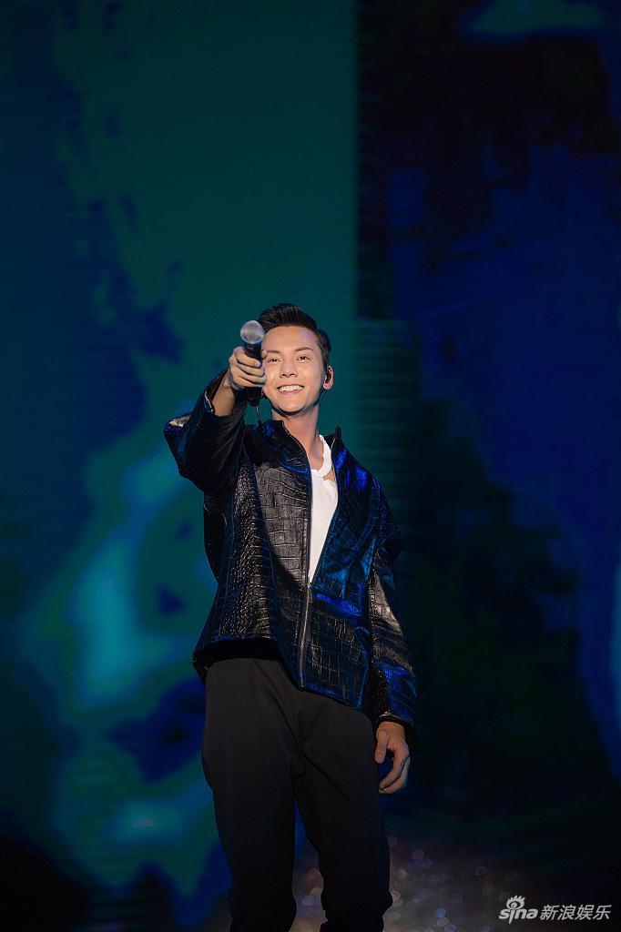 陈伟霆现场演唱20多首歌曲,更在演唱会现场翻唱偶像郭富城的《唱这歌