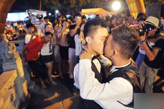 男同性恋者拍婚纱公开结婚当街拥吻_高清图集_新浪网