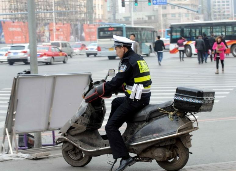 沈阳一交警飞扑无牌车主