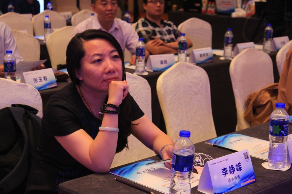 到场嘉宾李峥嵘等待微博营销大会开场