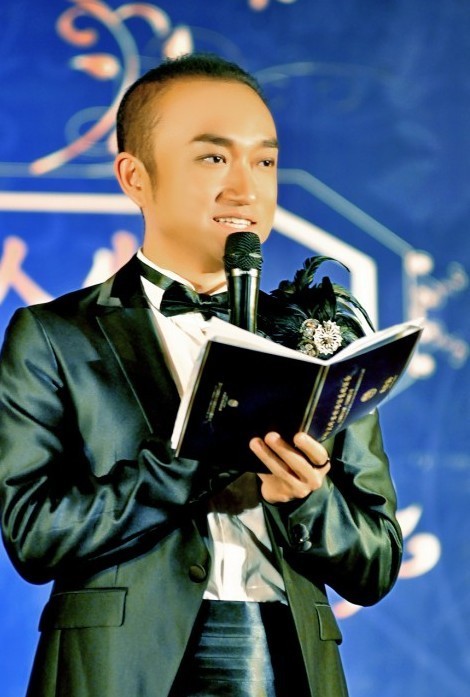 校园好声音评委:胡亮亮_高清图集_新浪网