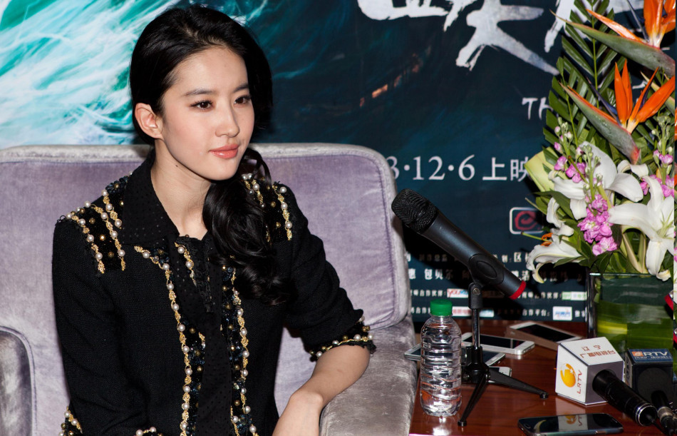 刘亦菲黑色洋装出席沈阳见面会 笑称不愁嫁
