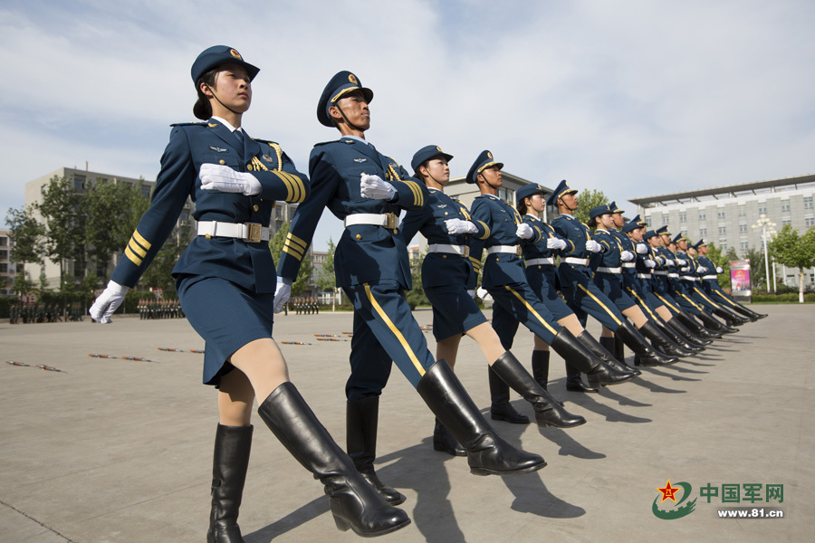 英姿飒爽我军首批仪仗队女兵训练揭秘