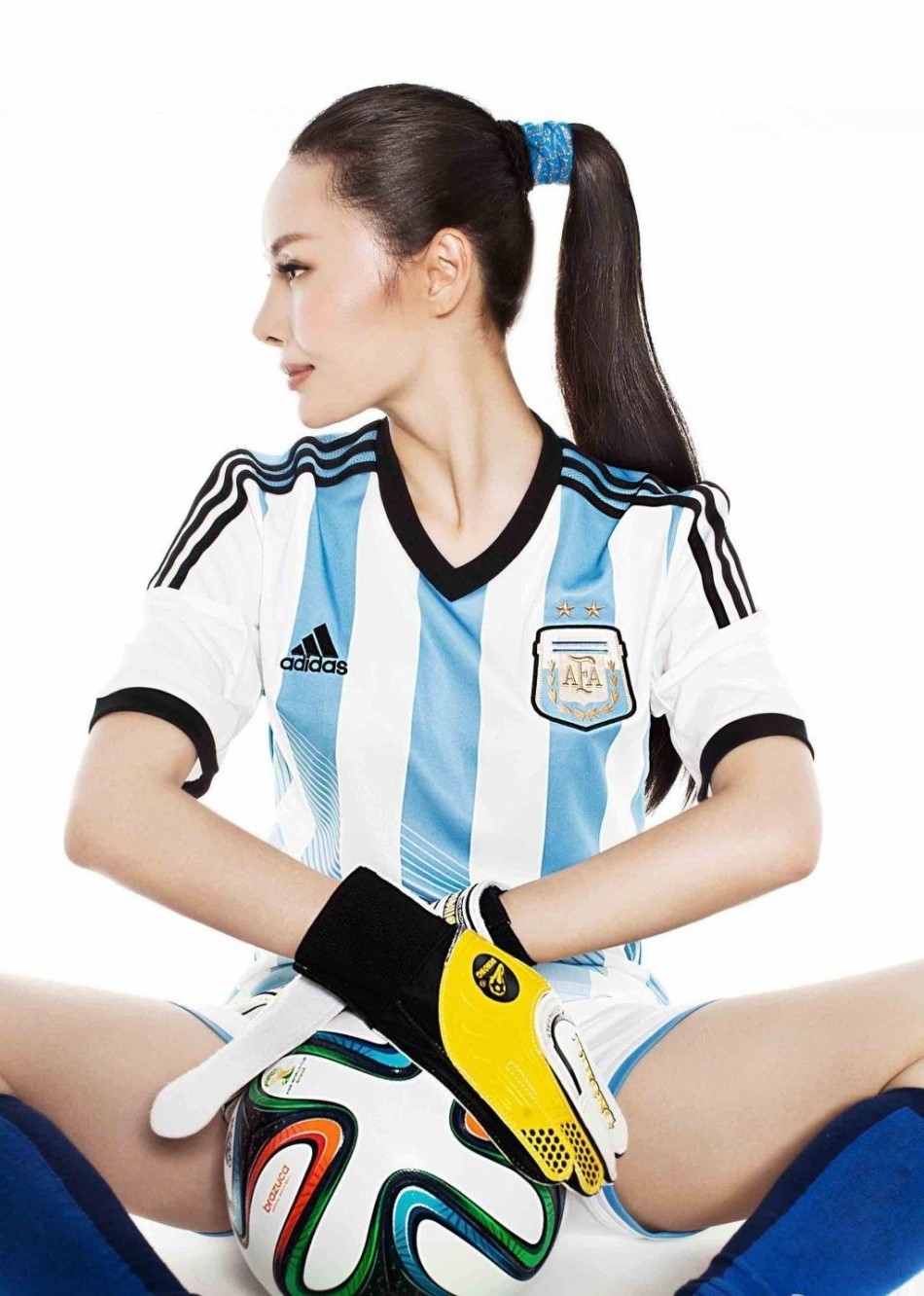 央视女主播化身足球宝贝 曾穿肉色内衣出境