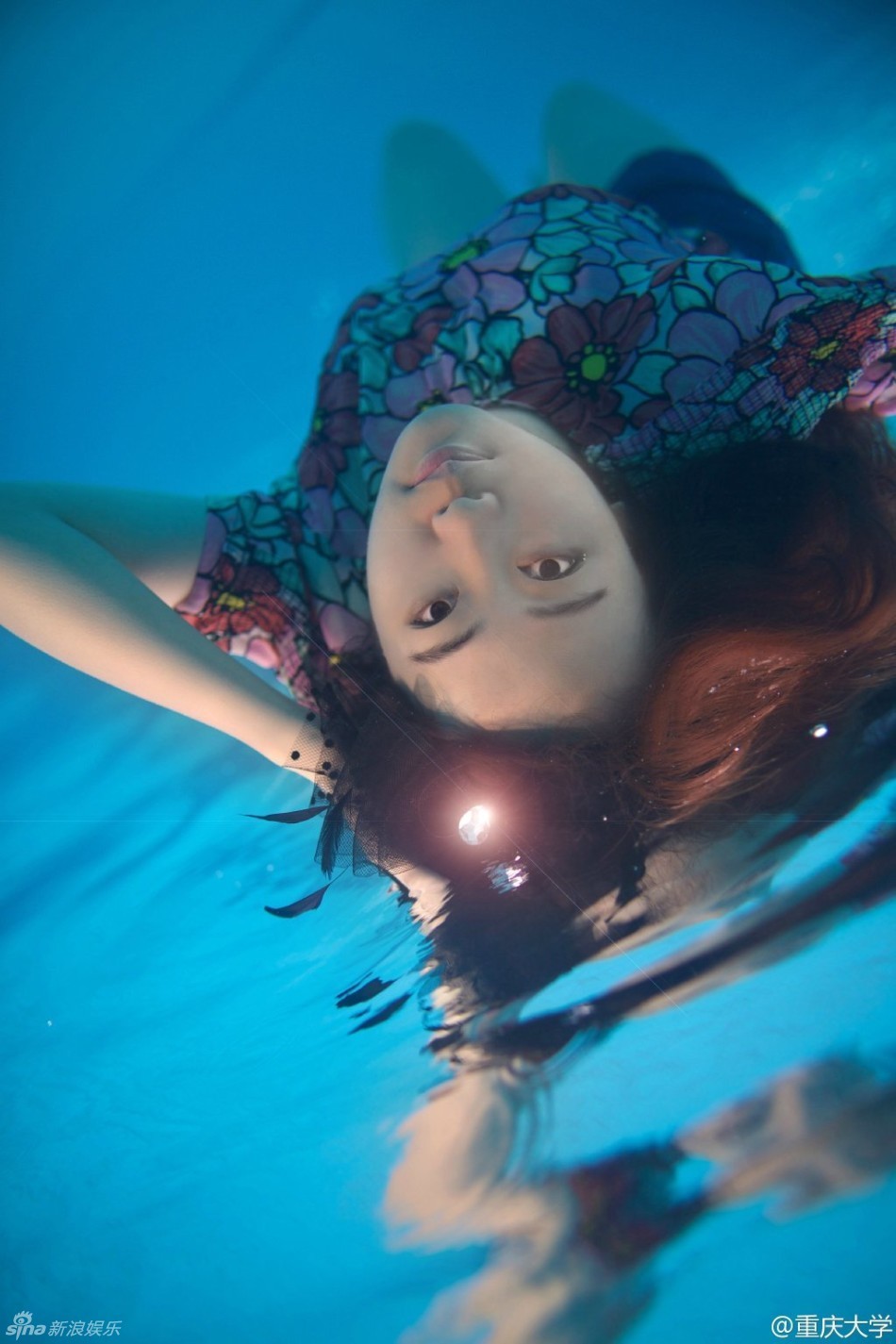 毕业照新花样 水中拍摄唯美高难度_高清图集_新浪网