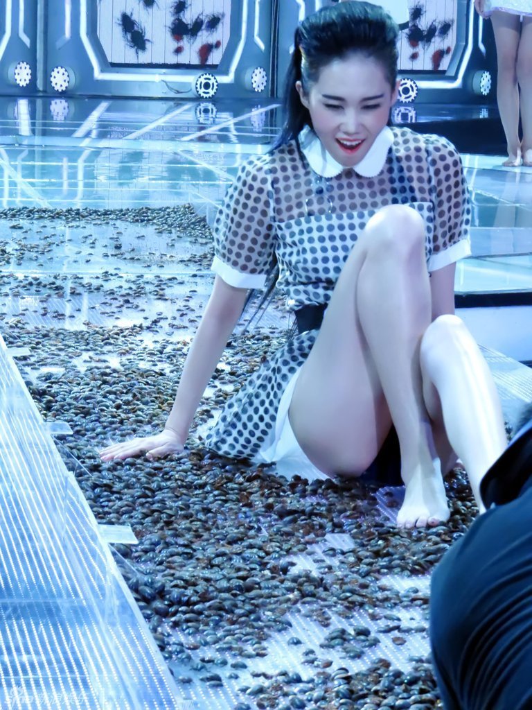 佳丽赤脚踩活虫走秀