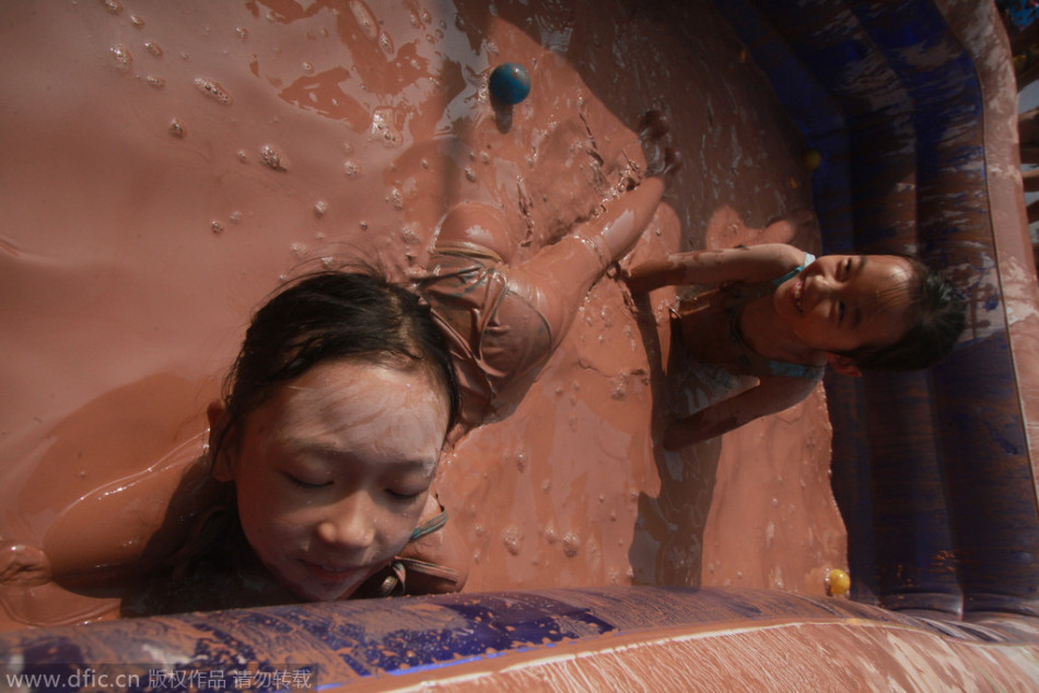 木鱼石泥浆大赛 美女泥中"疯狂"