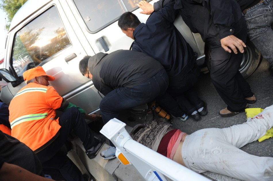 山东一老人车祸遭碾压 市民抬车救人