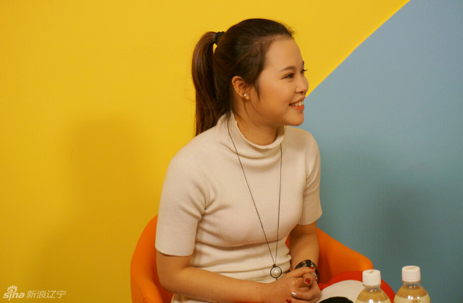 中国好声音人气学员刘志佳来沈 可爱娇俏