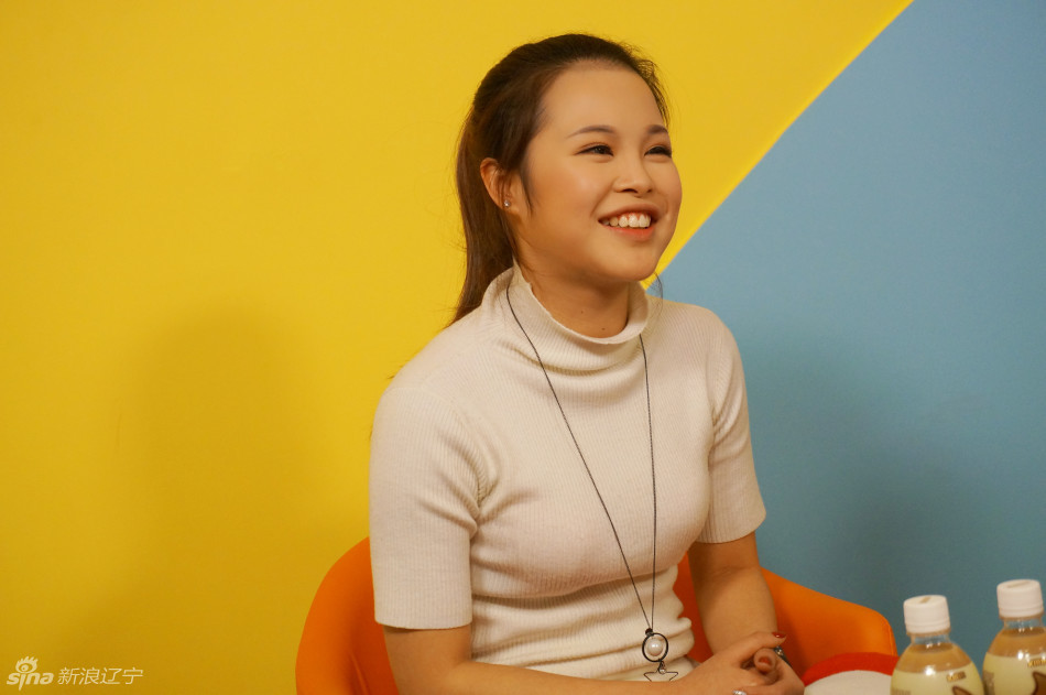 中国好声音人气学员刘志佳来沈 可爱娇俏