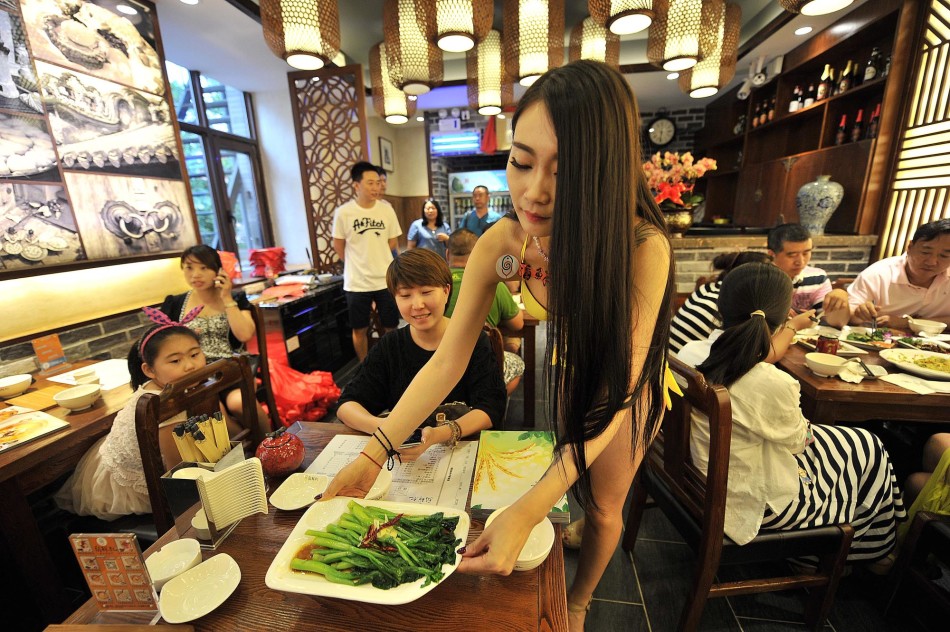 沈阳一粥店现比基尼美女服务员