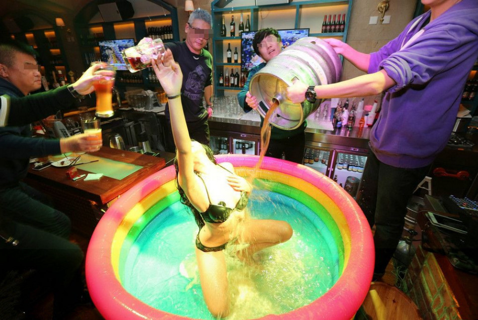 沈阳酒馆推性感美女啤酒浴 客人可随意浇酒