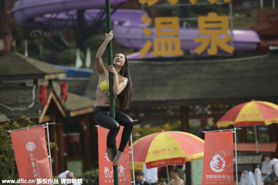 美女穿比基尼比赛爬铁杆