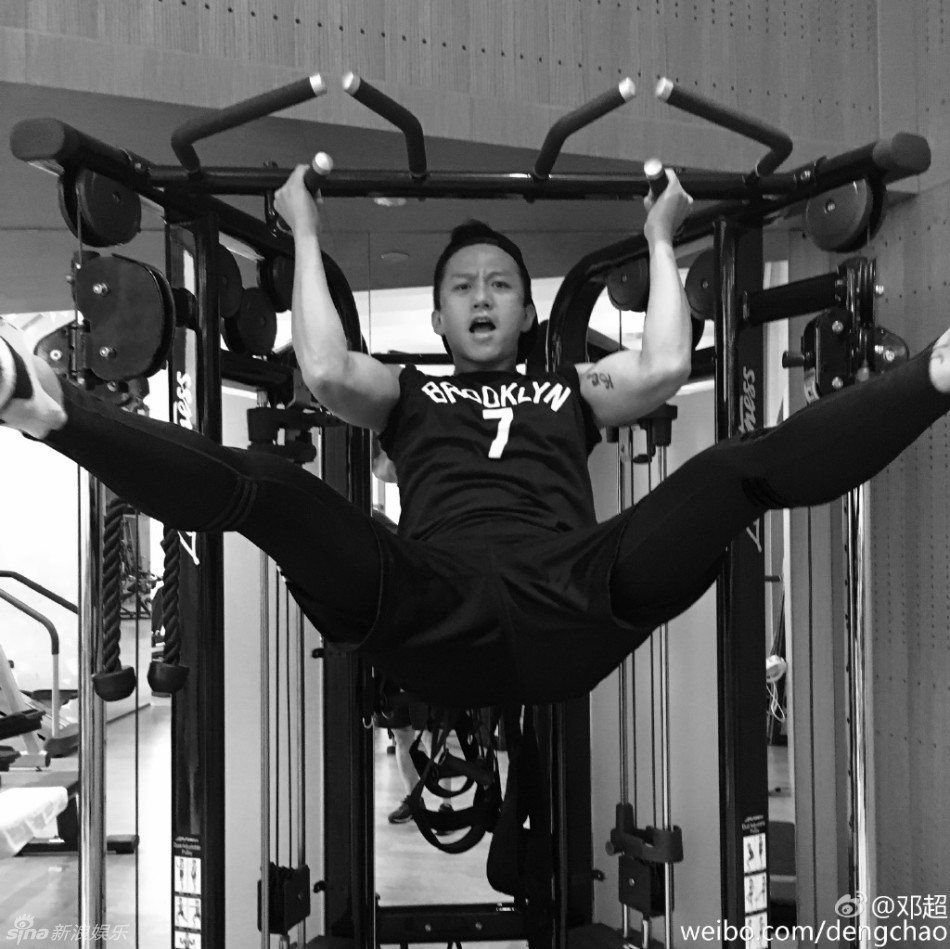 邓超晒健身照似耍猴 肌肉紧实张腿搞怪