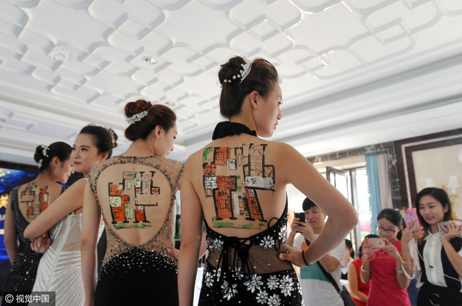 美女模特背上彩绘户型图引众人围观