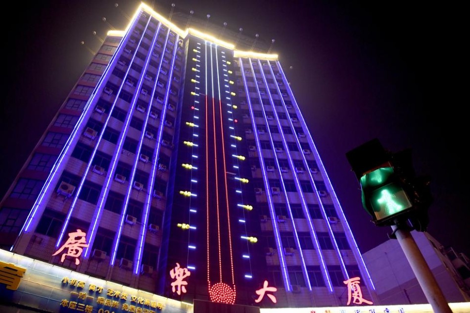 沈阳街头现18层楼高巨型温度计