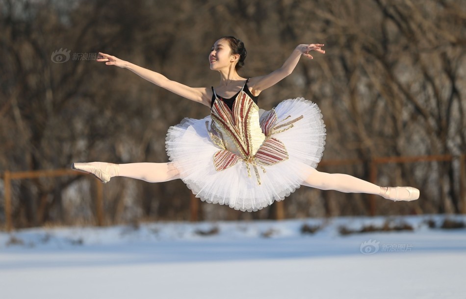 青春性感 沈阳世博园上演雪上芭蕾