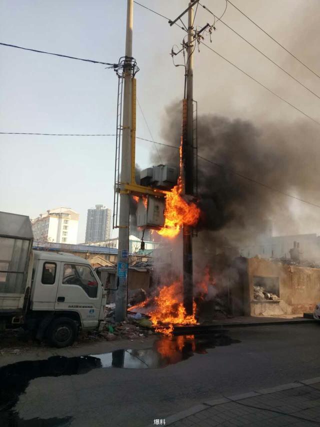 惊险!沈阳和平区一小学旁变压器爆炸起火_高清图集_新浪网