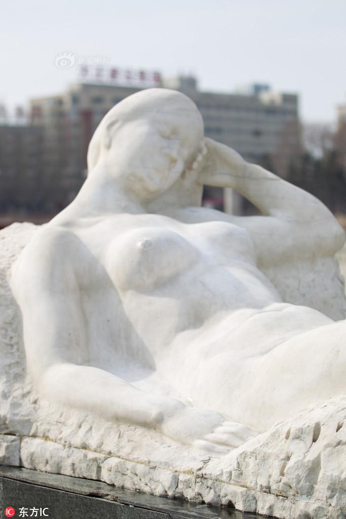 东北一裸女雕像全身被摸黑 胸部受损