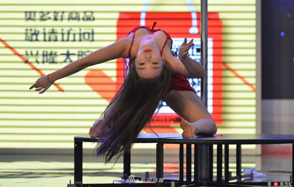 沈阳钢管舞赛美女选手秀一字马"舞功"