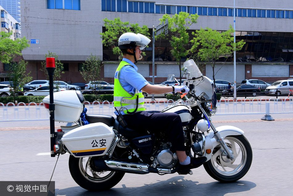 沈阳85后帅交警烈日坚守岗位接受"烤"验