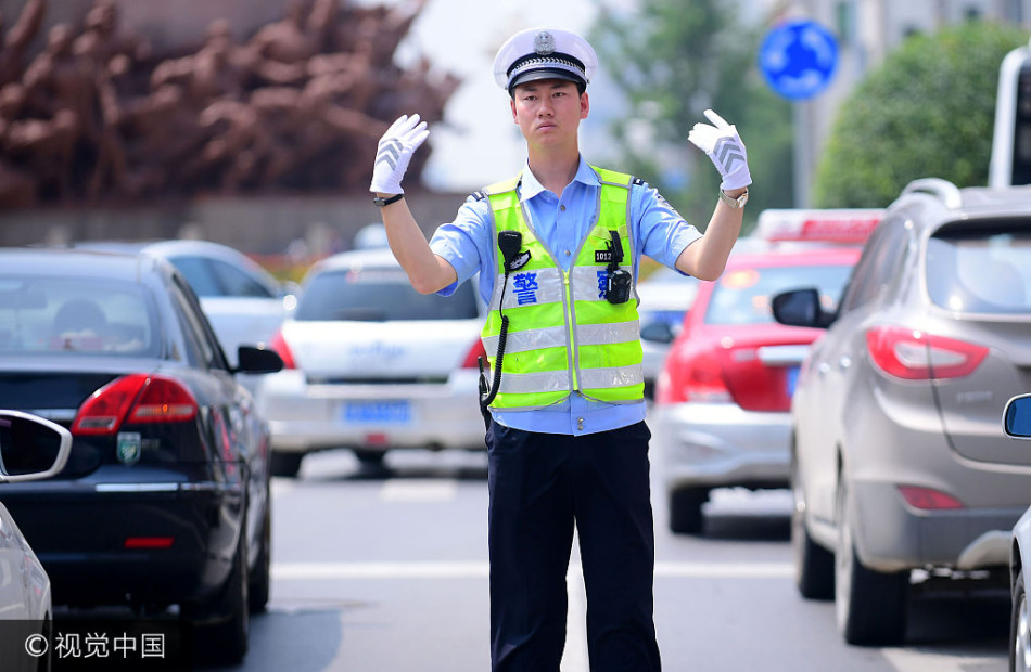 沈阳85后帅交警烈日坚守岗位接受"烤"验