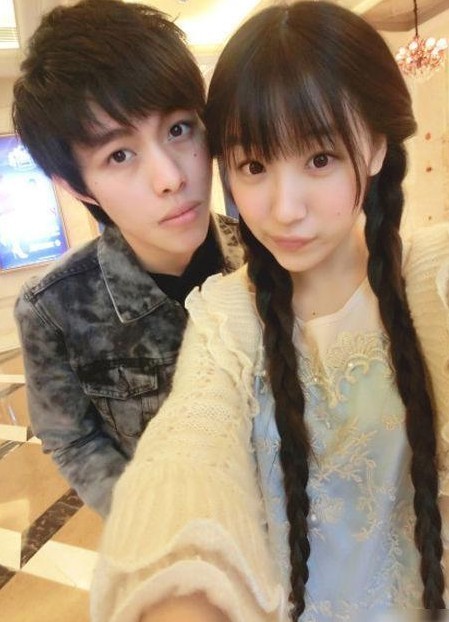 90年出生的栗璐雅,皮肤白皙身材高挑,气质清纯如兰,能歌善舞,完美犹如