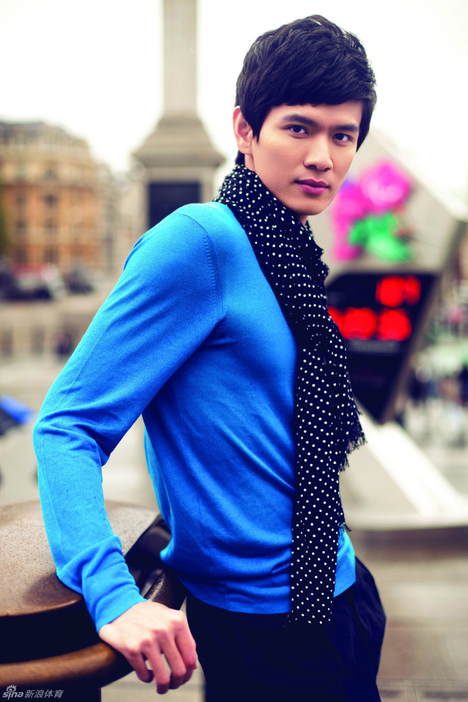 鲍春来拍杂志封面助威奥运