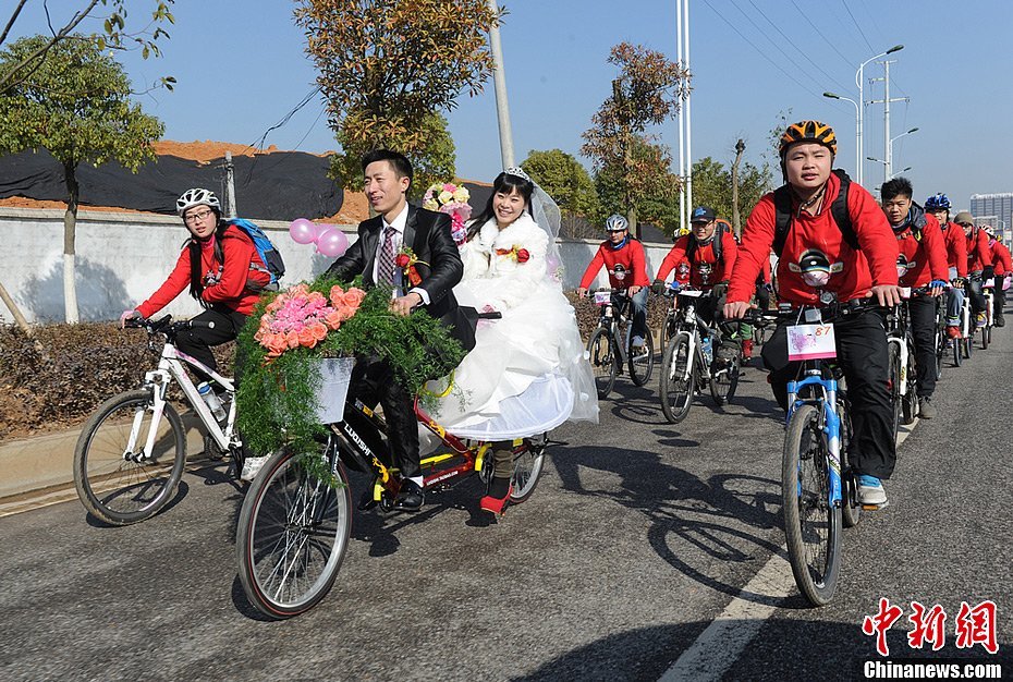 长沙新郎携99位车友骑自行车接亲_高清图集_新浪网